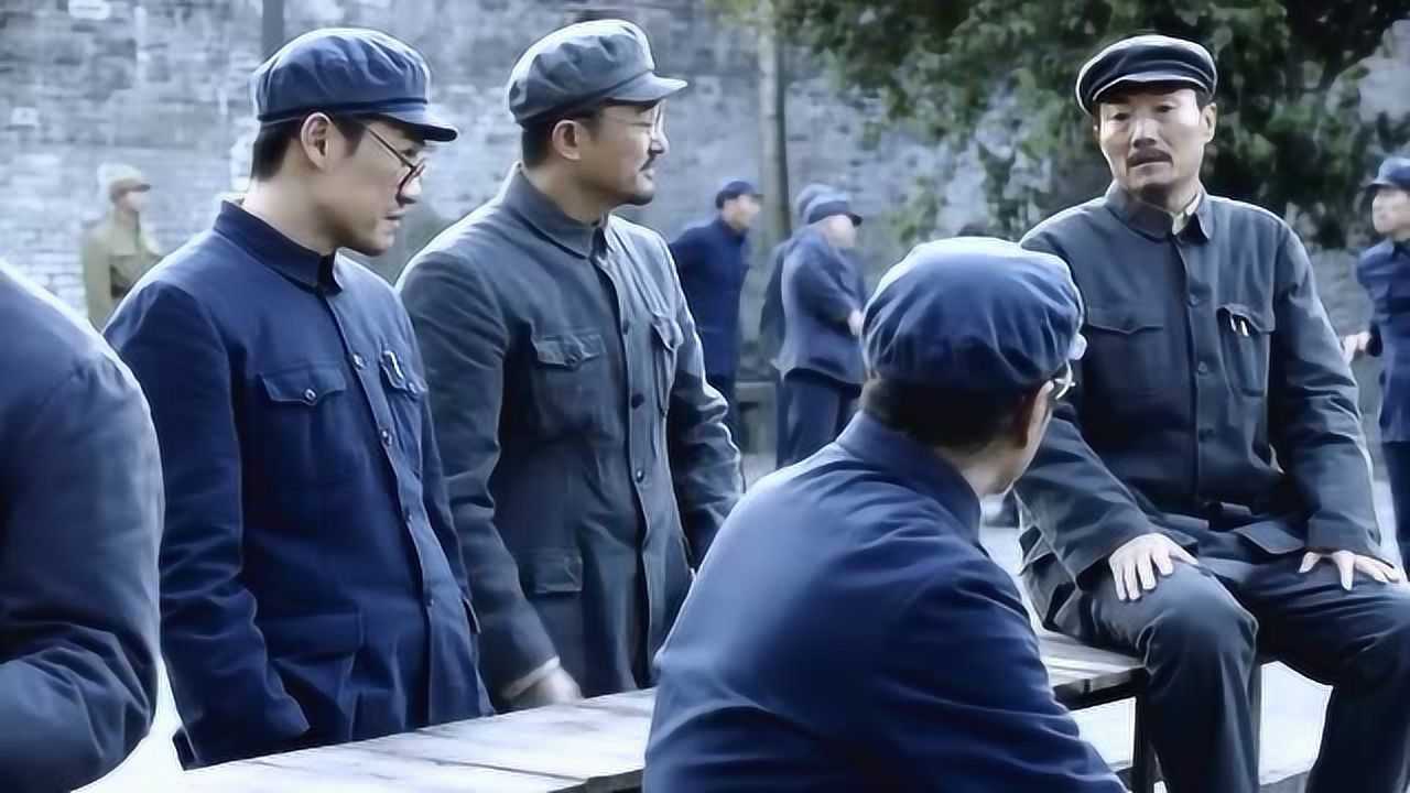 特赦1959所长一出院这些战犯们就上去问好看来改造的不错