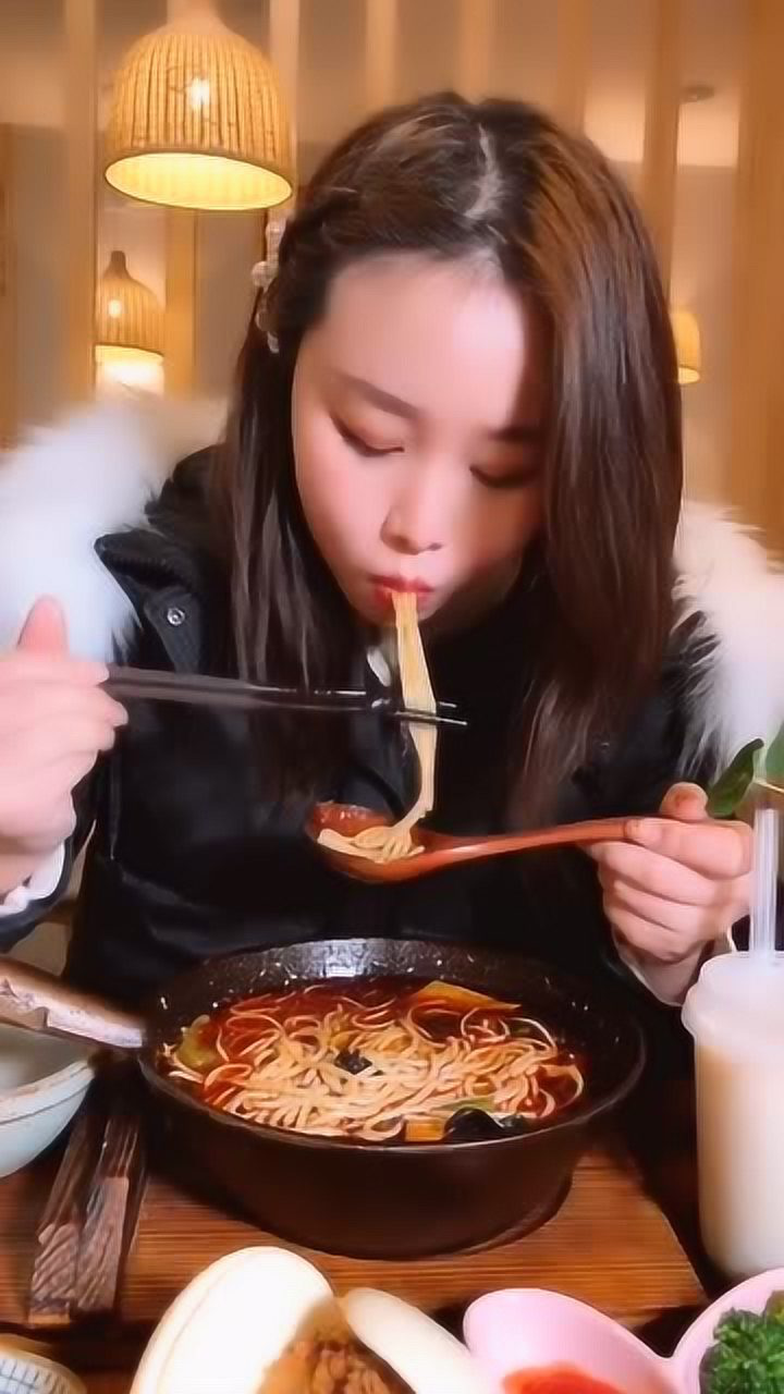 西安美食:今天姐姐带我吃的这家米线很赞环境蛮小资的