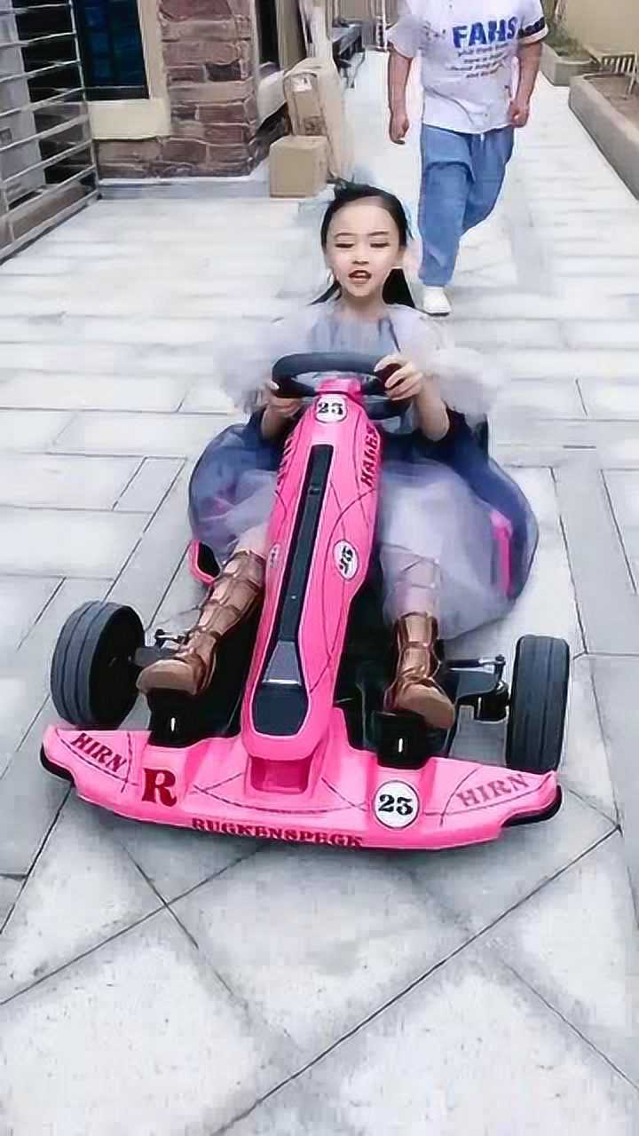 童模焱娃娃第一次开卡丁车就开的那么顺真是聪明