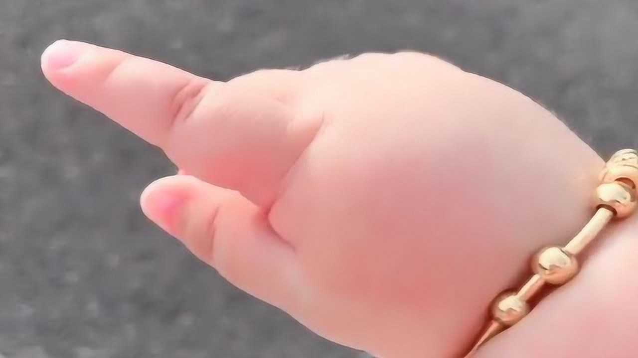 宝宝的小手肉嘟嘟的,跟只小猪蹄一样,看完差点笑岔气!
