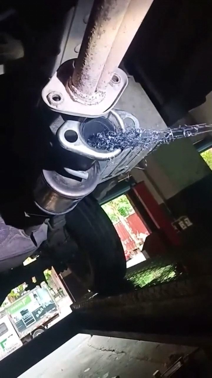 违章停车的下场排气管被塞了钢丝球修车好几千