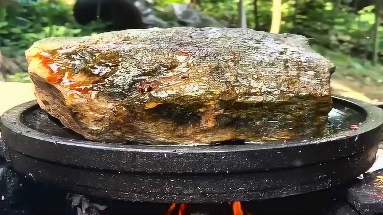 小伙竟然烧烤石头?这咬一口牙都得硌掉,你敢吃吗?_腾讯视频