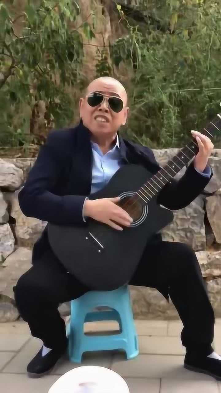 光头大哥原声演唱,虽然戴着墨镜,你能看出来他是谁吗欢迎评论
