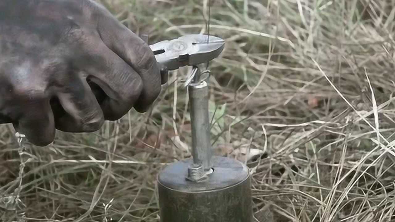 马上发起总攻已经没有时间排雷工兵连忙用自己的身体来开辟通道