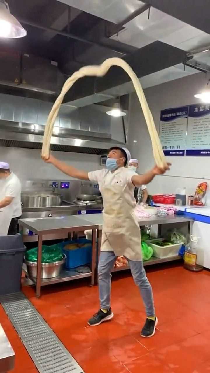 甩面小伙大显身手这波操作够他秀一年的了