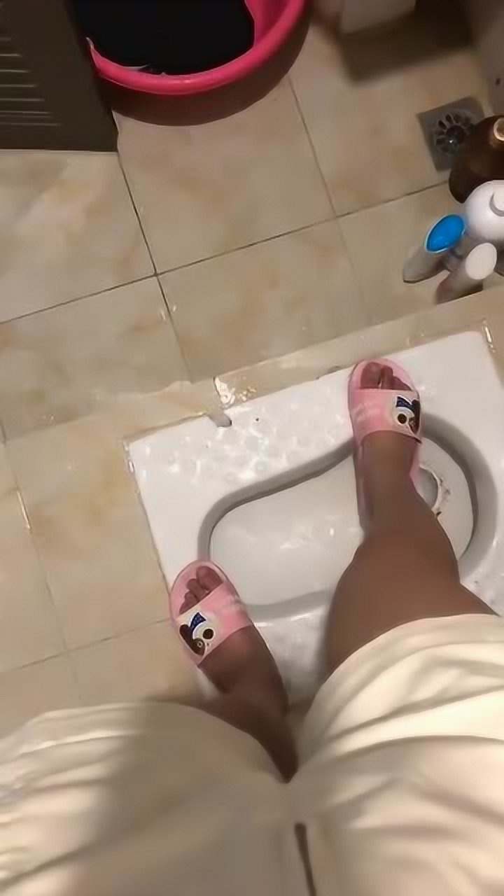现在的蹲便器都这么高级上厕所还带洗屁股的真的是长见识了