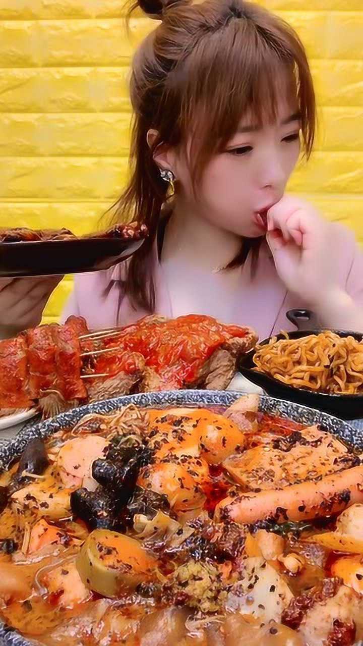 美女直播吃火鸡面吸溜吸溜吃得真过瘾馋得我直咽口水