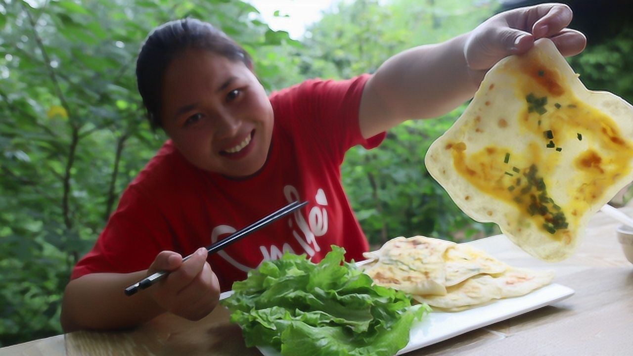 胖妹拿鸡蛋"整蛊"大洋,随后一人吃独食,6个灌饼下肚,真管饱