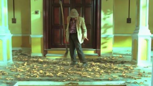 恐怖片：清洁工扫别墅，发现脚下的落叶都围着自己走，反应过来后立马逃命