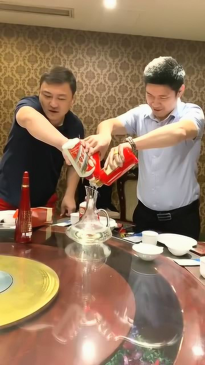 同学聚会都是大老板级别这样喝茅台你见过吗