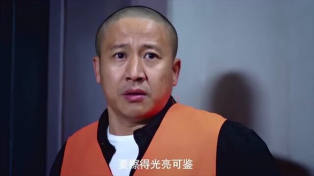 监狱进来新犯人,一问犯的什么罪,新犯人立马要挨教训了