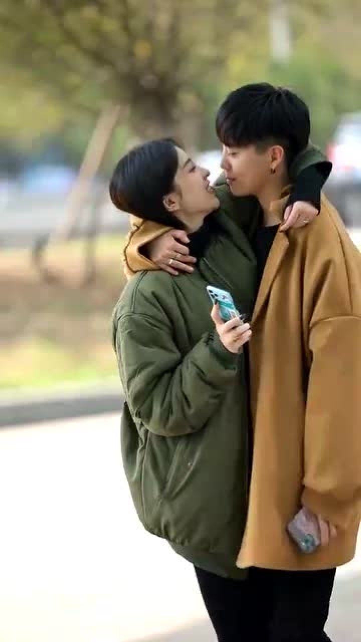 现在牵手与亲吻的是现实生活中真实一对情侣现实