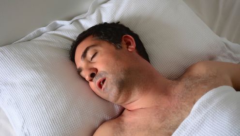 睡觉打呼还出现呼吸暂停是怎么回事？医生提醒：它的危害不可小觑