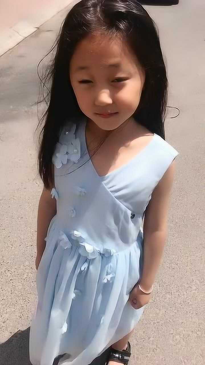 小美女真是越来越漂亮了,小淑女一位,网友:感觉萌萌哒!