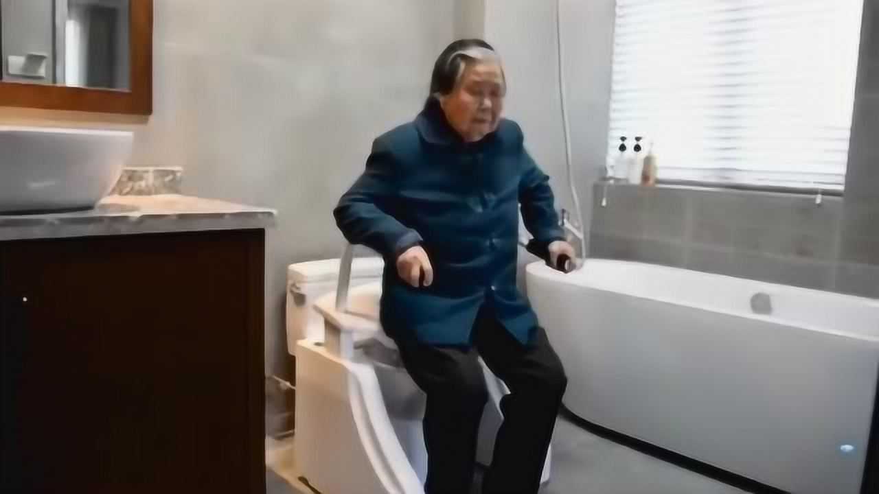 行动不便的老人如何上厕所,有了这款神器,老人再也不尴尬了!