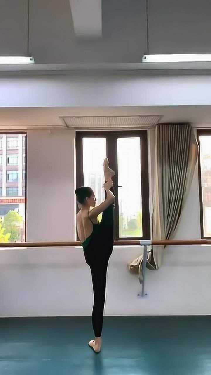 来感受下专业舞者的一字马,每个动作都是那么唯美