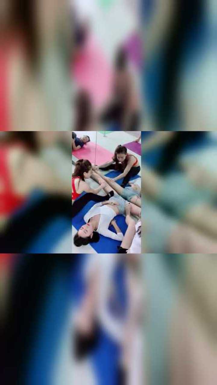 小姐姐被两个老师按着撕腿,这开胯的程度,看着就感觉好疼!