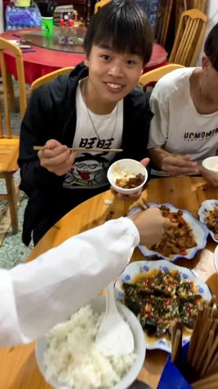 精神小伙久违的聚餐开始了