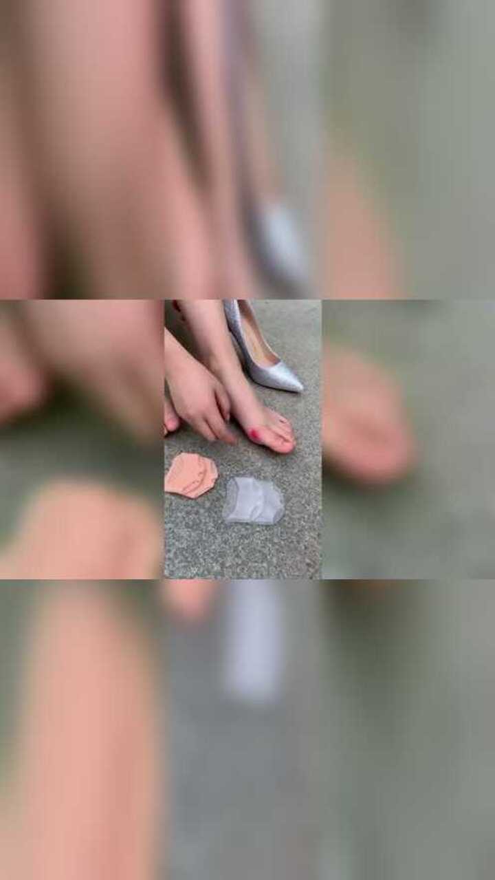 高跟鞋太磨脚了,丝袜都磨破了.