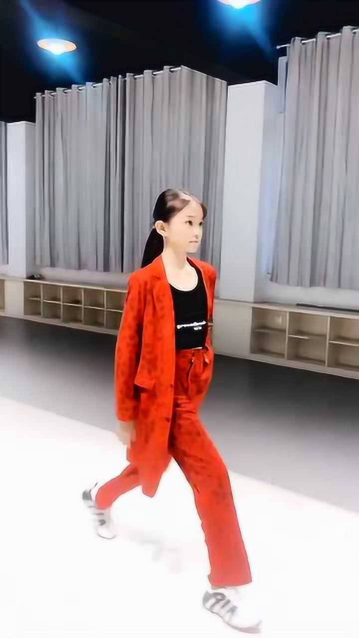 童模宋小睿已经成为模特学校的代言人了小小年纪真厉害