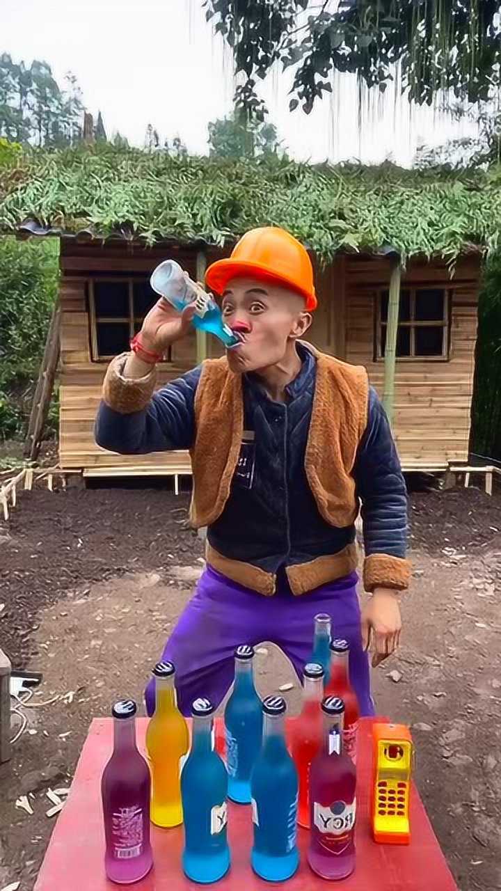 光头强工作完喝上一瓶饮料太舒服了,高兴的都哼上了小曲!