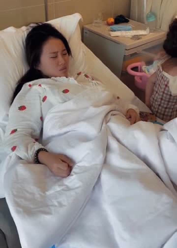 老婆生完孩子肚子疼,我妈一直帮我老婆揉肚子