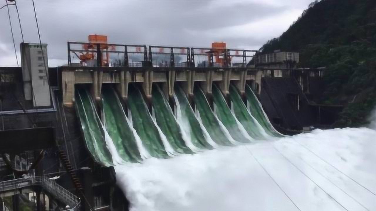 新安江水库首次9孔全开泄洪_高清