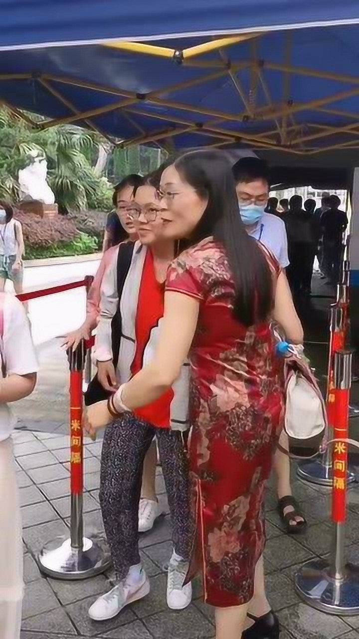 女儿高考妈妈穿旗袍助阵寓意旗开得胜