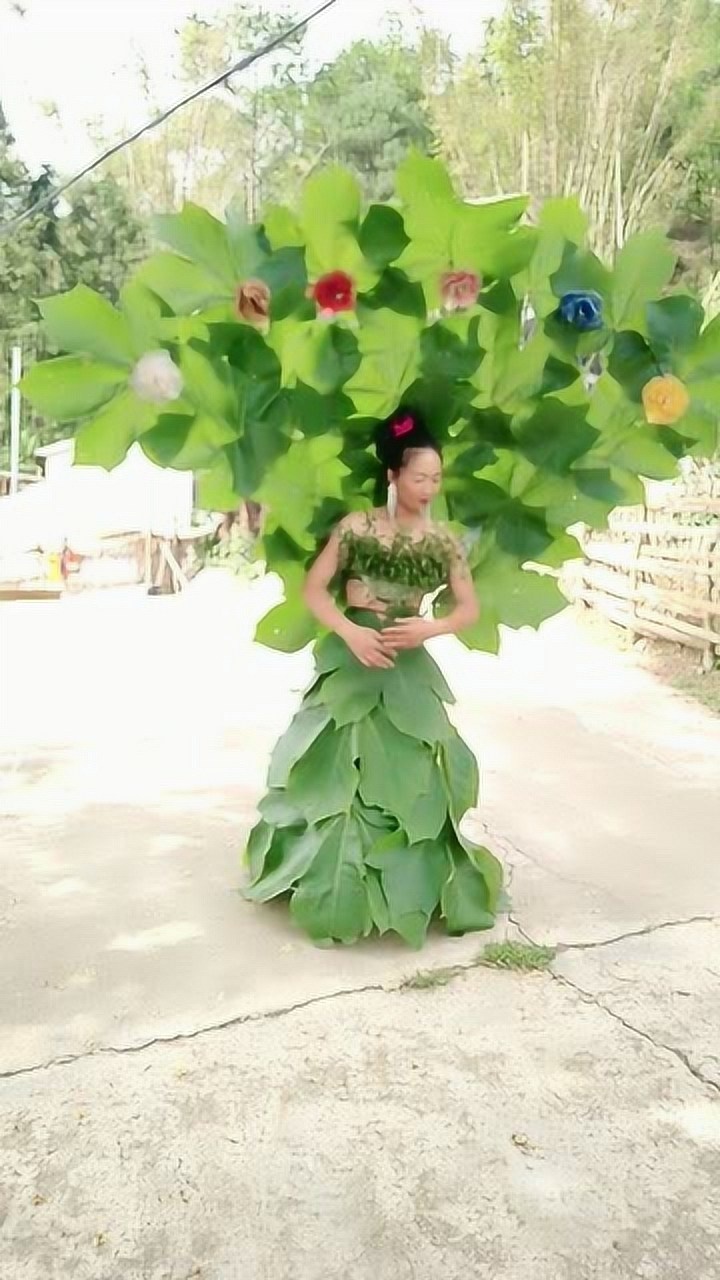 用树叶做时装农村美女走出不一样的时尚路线