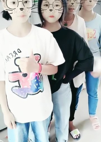 一排精神社会小妹在宿舍拍照难道全国精神小妹的动作都是统一的