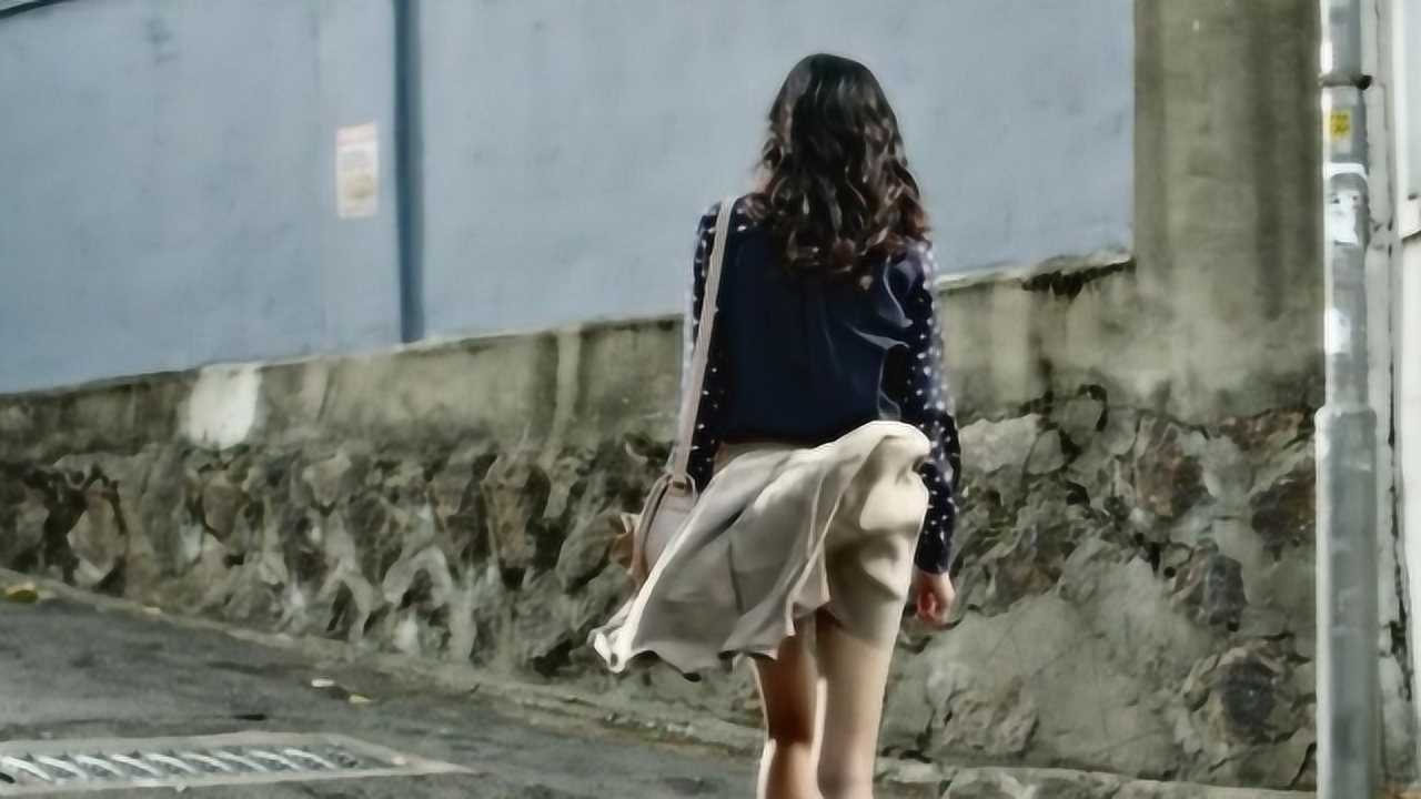 美女走在大街上不料被大风吹起了裙子男子终于等到这一刻