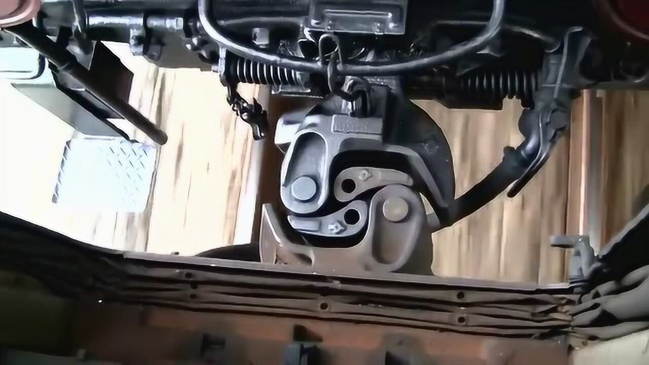 火车每节车厢如何连接的,实拍高速行驶下的火车每节车厢的连接处