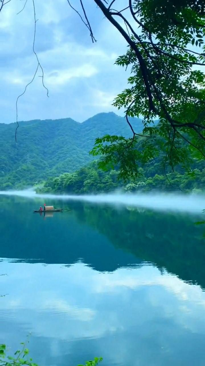 清晨水面上的晨雾,缥缈水云间,水上孤舟更增添了一分意境