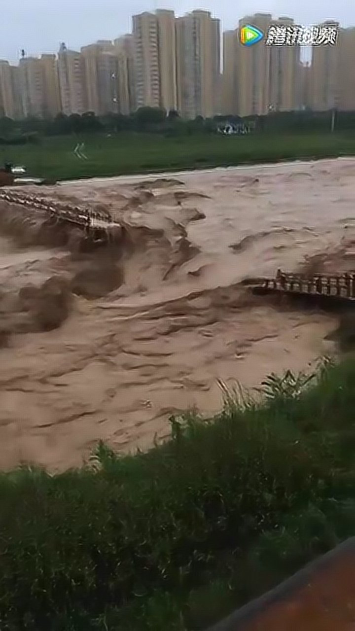 甘肃天水大暴雨山洪暴发洪水暴涨冲垮桥梁场面惊人