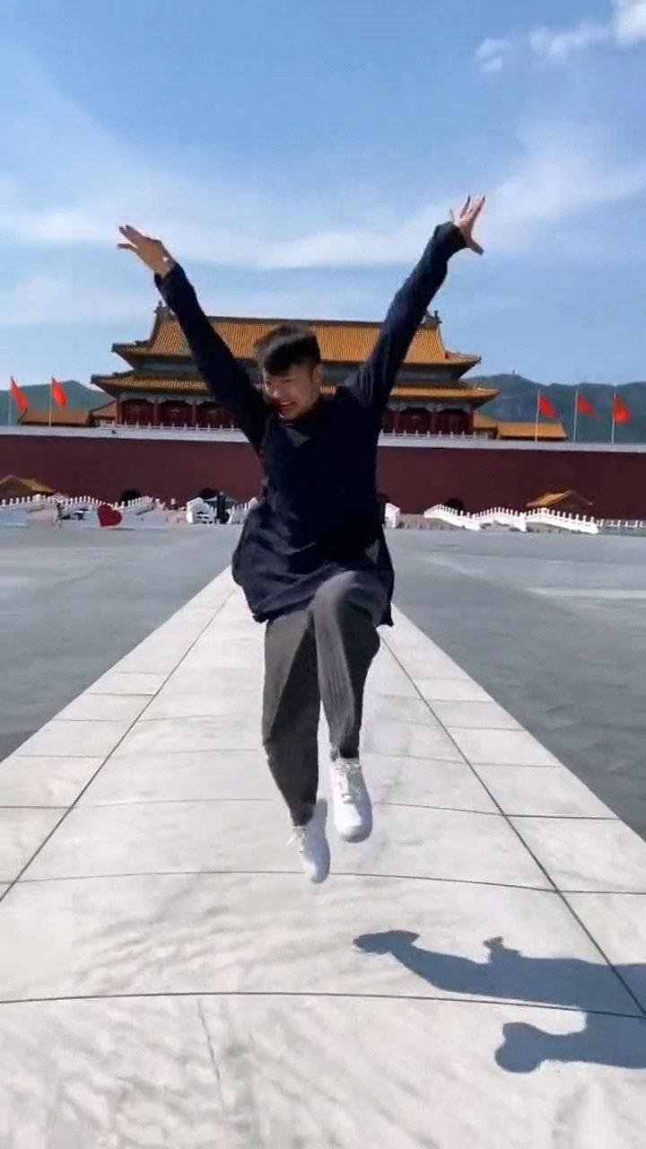 印小天跳蒙古舞洒脱飘逸让我想起了海澜之家