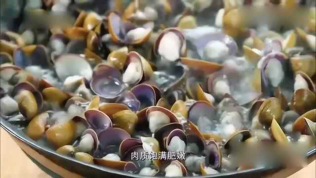 本地人海鲜奇特吃法“卜卜蚬”食物在锅里来回跳动发出卜卜声.