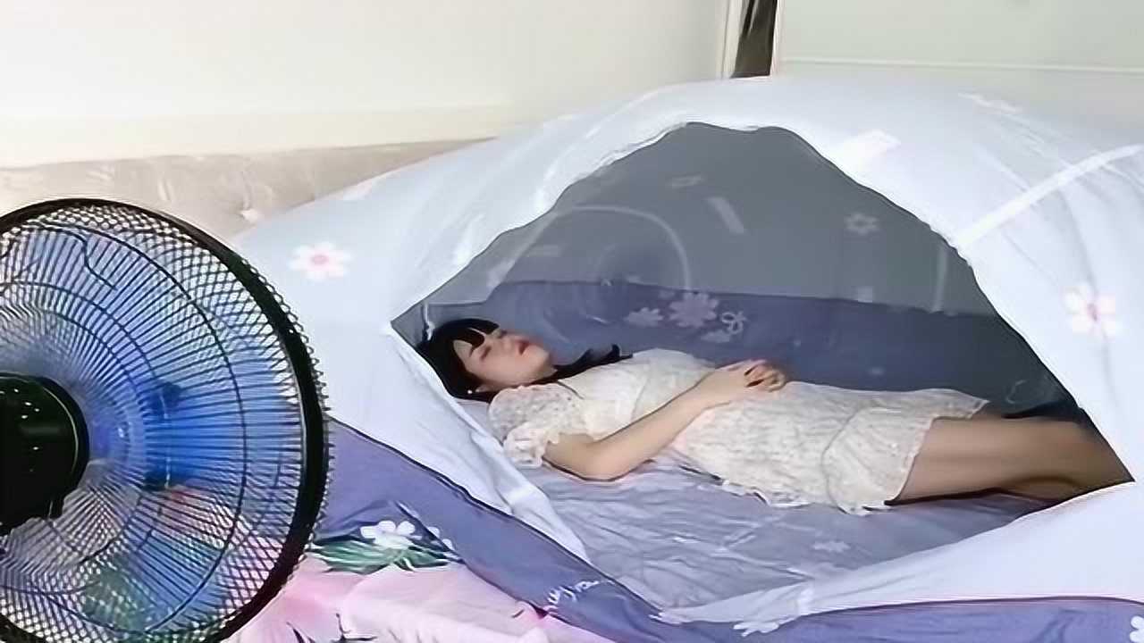 美女在被罩里睡觉结果却被姐姐恶搞下一幕太惨了