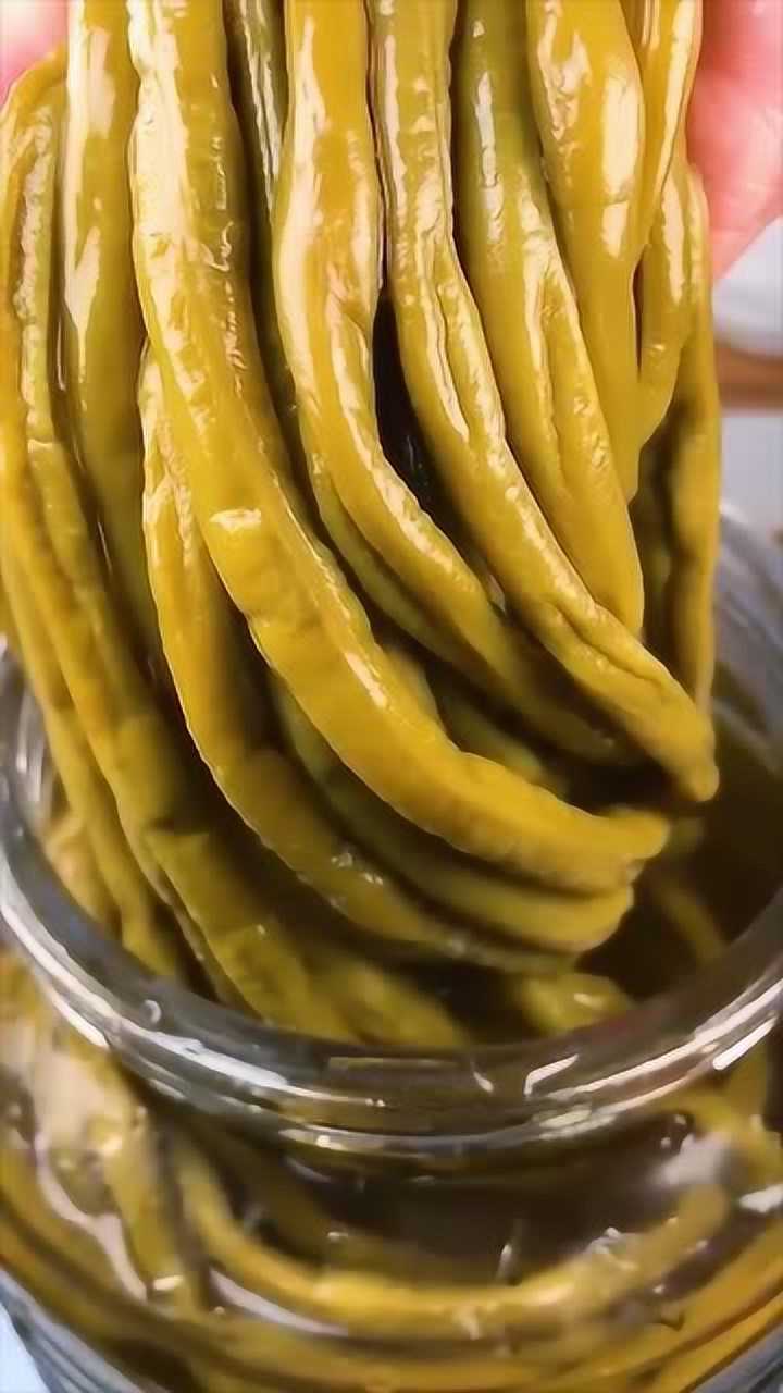 超级简单的酸豆角腌制方法来了,方法步骤都特别简单,就是容器比较难买