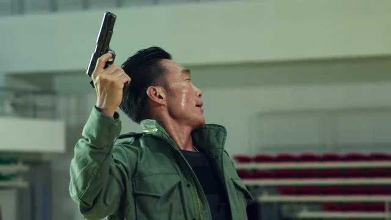 利刃出击体育场正进行篮球赛怎料魔影进去狂开枪小伙们被吓傻