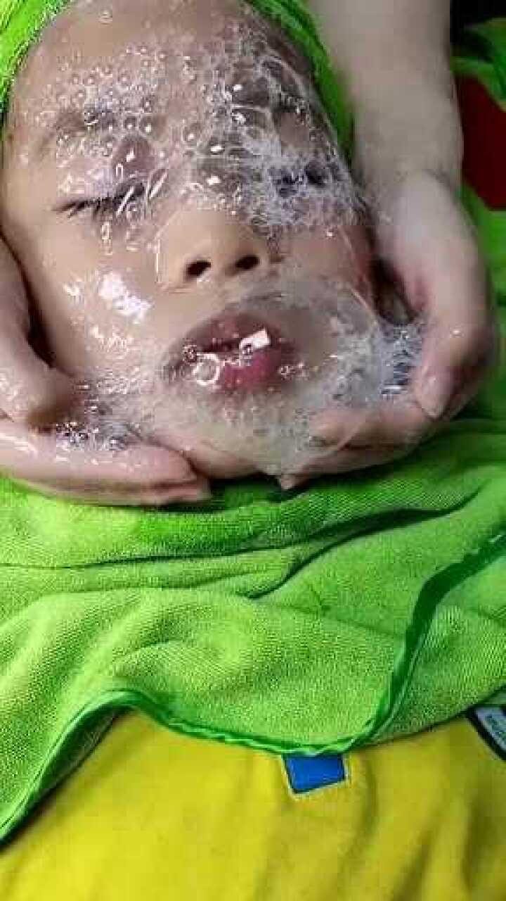 小女孩做芦荟灌肤,看着挺难受的,让人有窒息感!