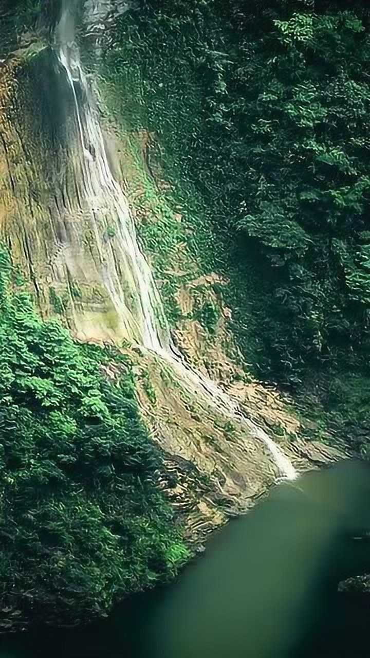 鹤峰县雕岩不但有险峻的挂壁公路还有从几百米悬崖绝壁直泻而下的瀑布