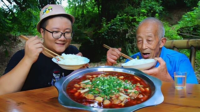 鲢鱼这么做才够味,阿米秘制“大蒜烧鲶鱼”肉质细腻,入口即化