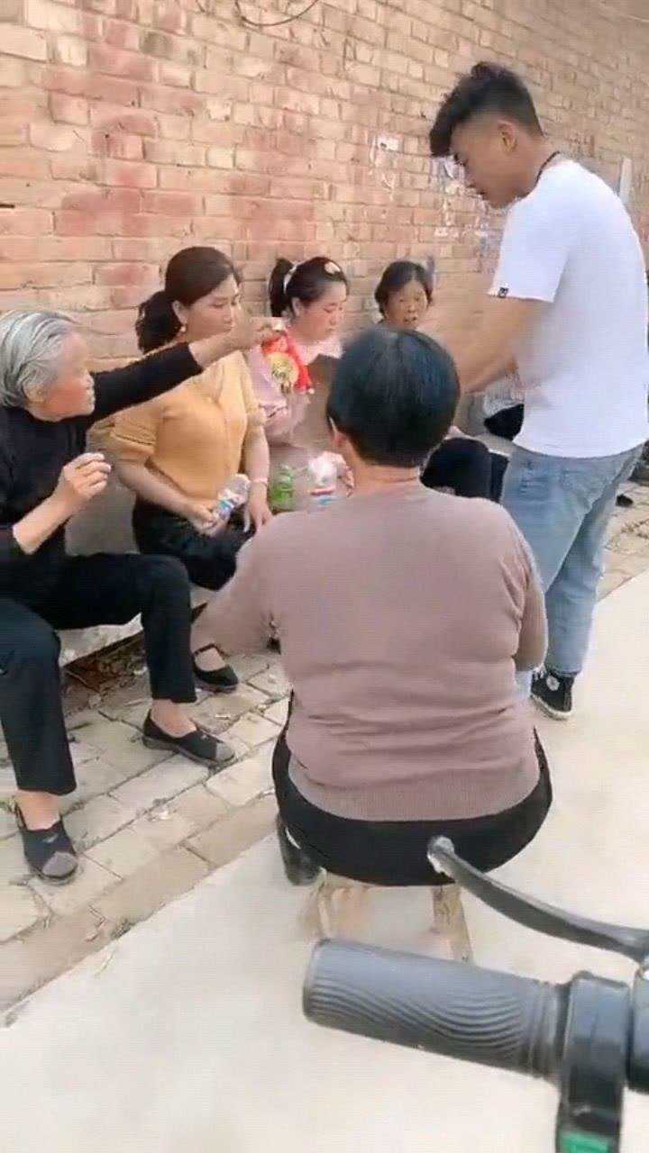 五一新婚老婆回娘家给街坊邻居买的雪糕为啥大家看我的眼神怪怪的