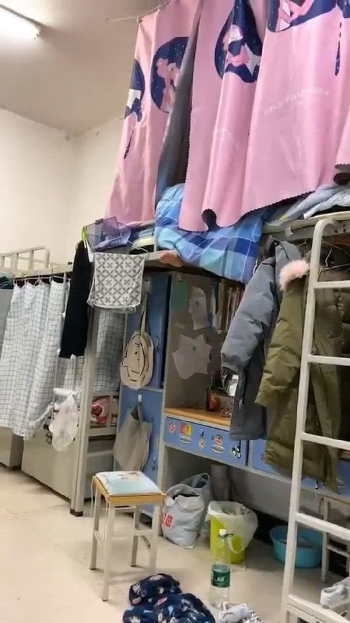 奇葩室友宿舍睡觉姿势太过个性宿管都看不下去