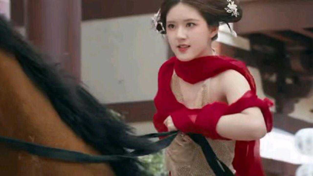 传闻中的陈芊芊:赵露思红衣骑马开场绝美!瘦下来完全hold住