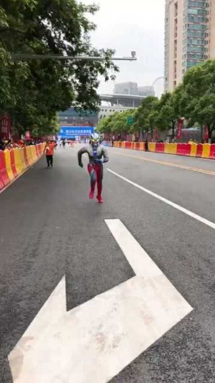 奥特曼兄弟向你奔跑而来这是赛文还是什么呢傻傻分不清啊