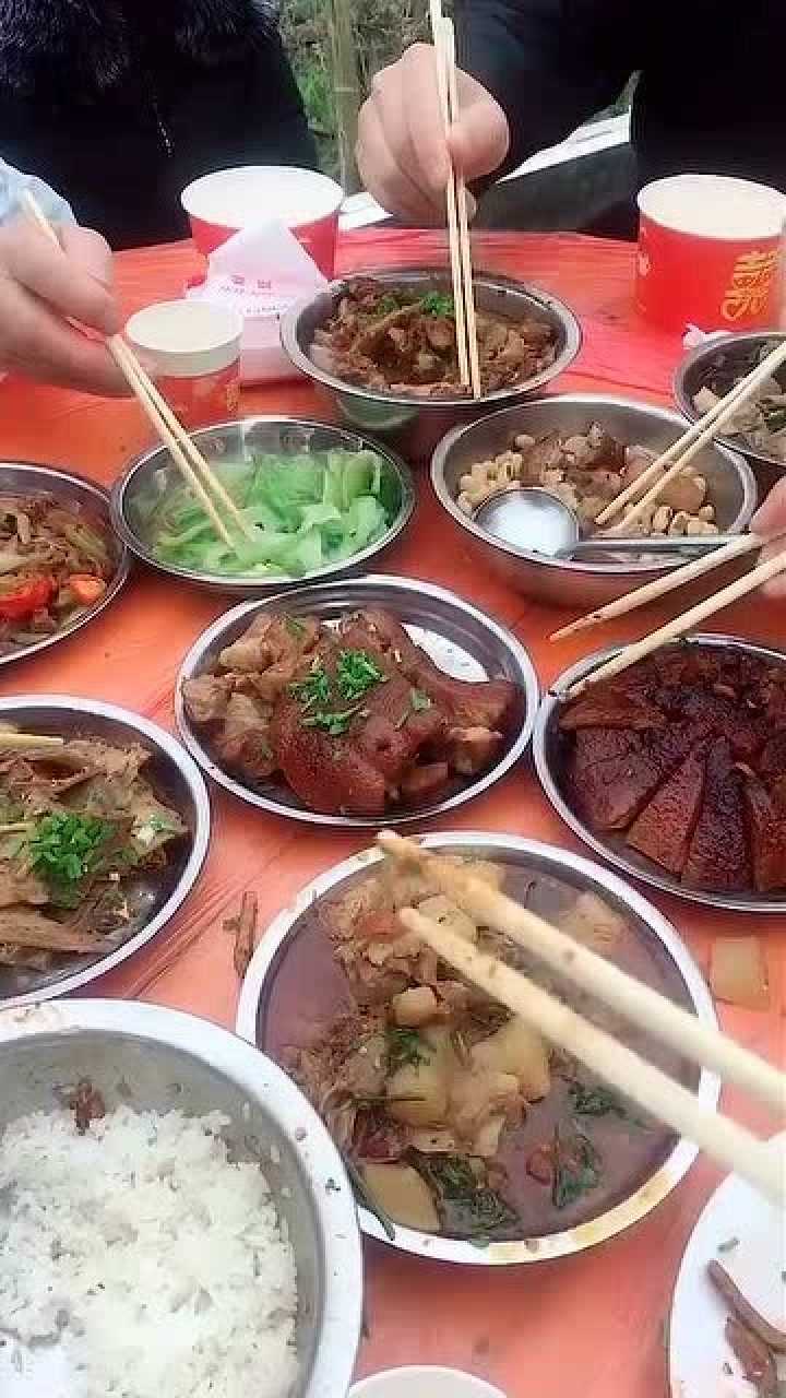 农村的宴席桌上最香的一块肉被我夹走了全桌表情都变了
