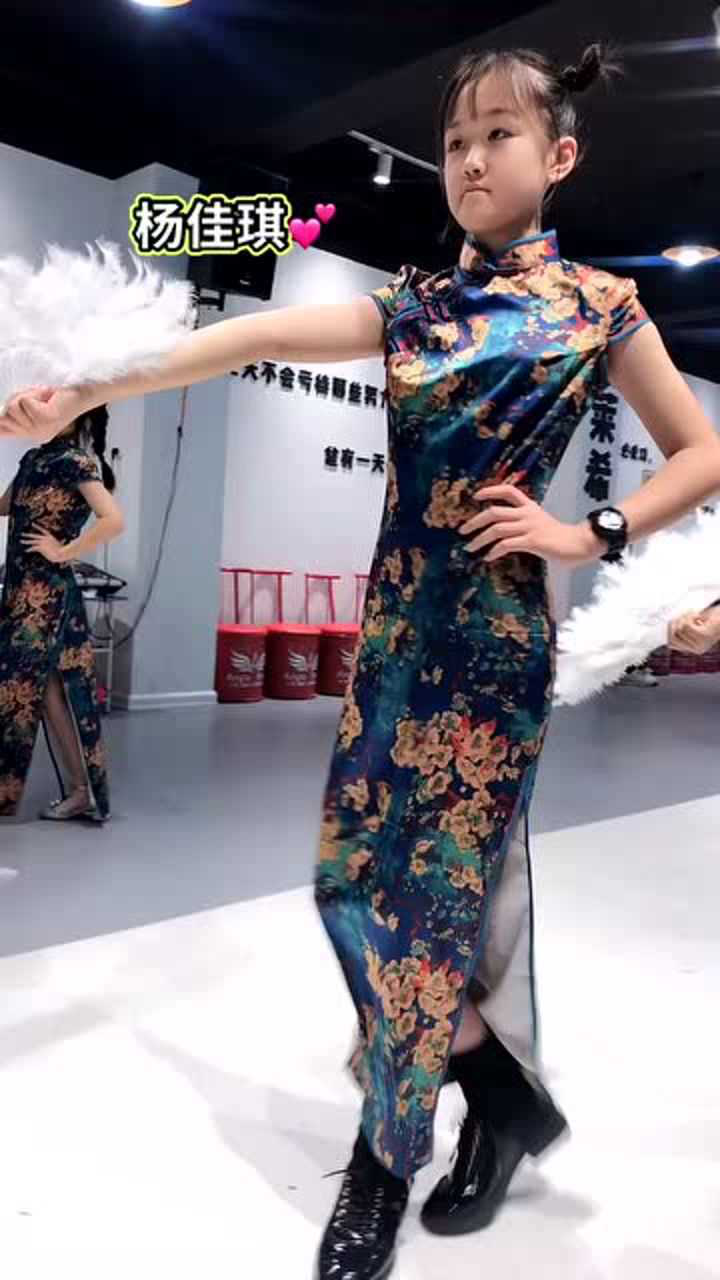 童模琪琪穿旗袍恕我直言年纪不够穿上也没有味道