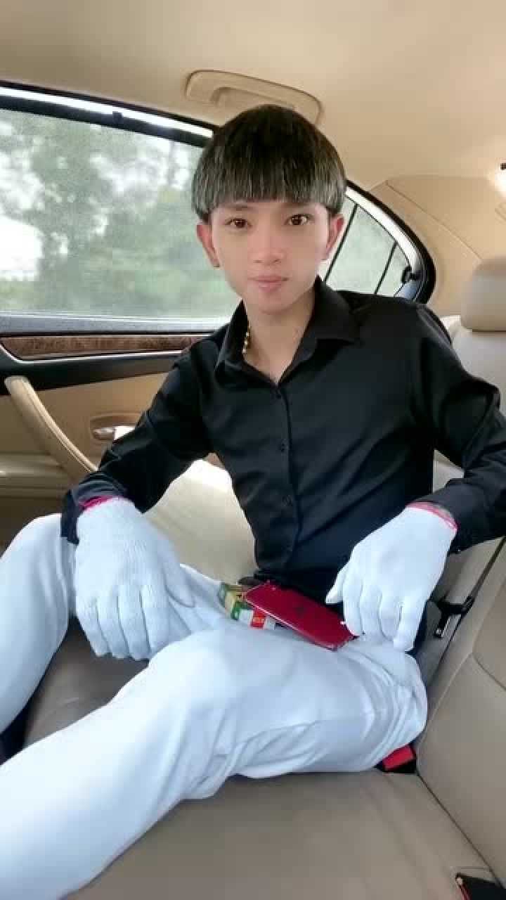 阿鹏哥飘了,坐豪车带手套,相当帅气