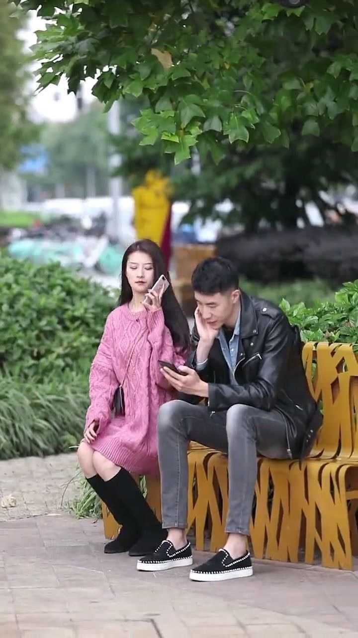 美女街头偷撩帅哥还偷拍照片,本想全身而退却越陷越深